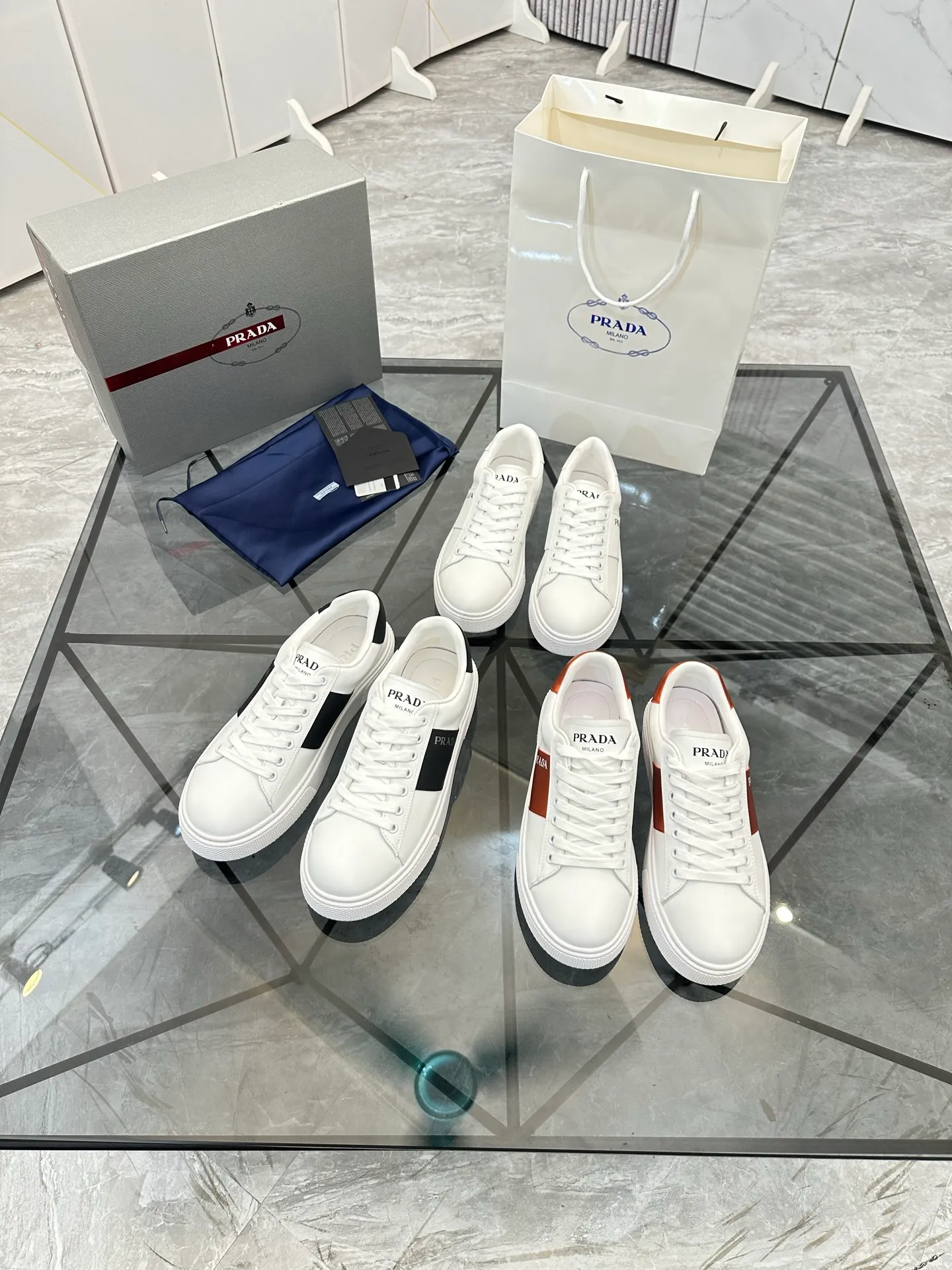 Men's shoes for sale💰: 💰P500¥ High-end top quality Product trademark: Prada * "Prada*" low-top casual shoes Regular size: 35-45 (can be customized to 46) Couple style Product materials: imported first-layer cowhide leather upper, water-dyed sheep lining, original outsole. No.: H201